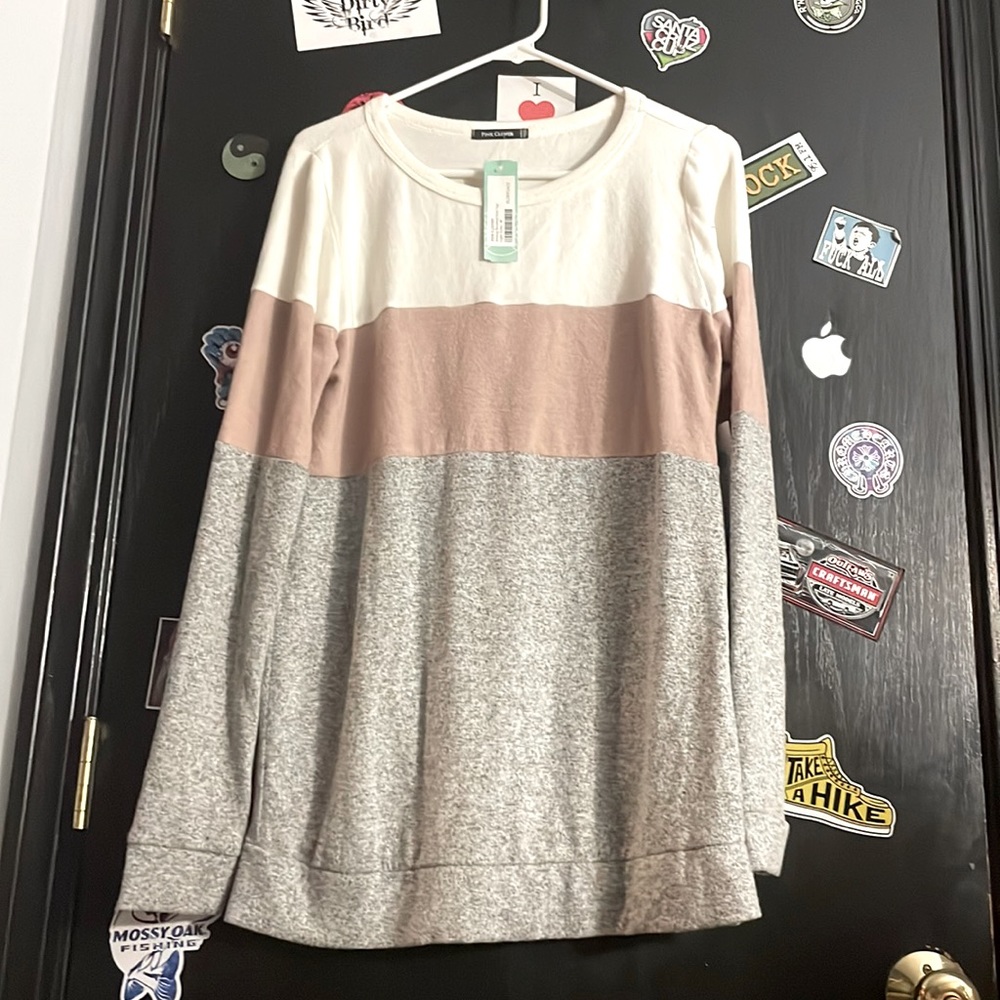 Women’s. Long sleeve. Medium. Pink clover. Knit top. Gray/Pink/Wwhite.